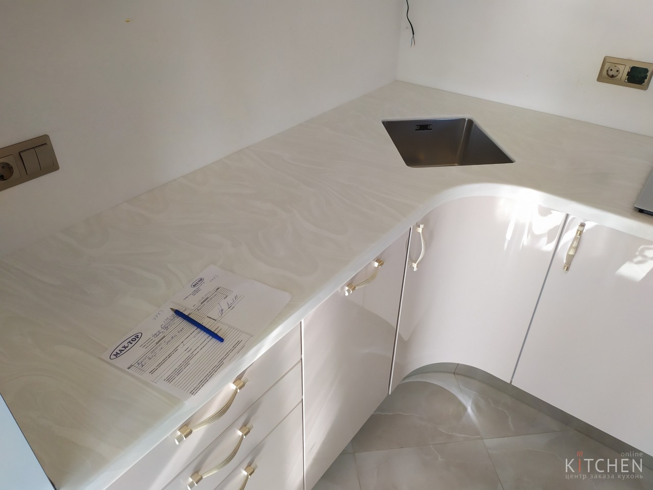 Uglovaya Stoleshnica S Nogoj Do Pola Grandex M 707 Noble Pearl