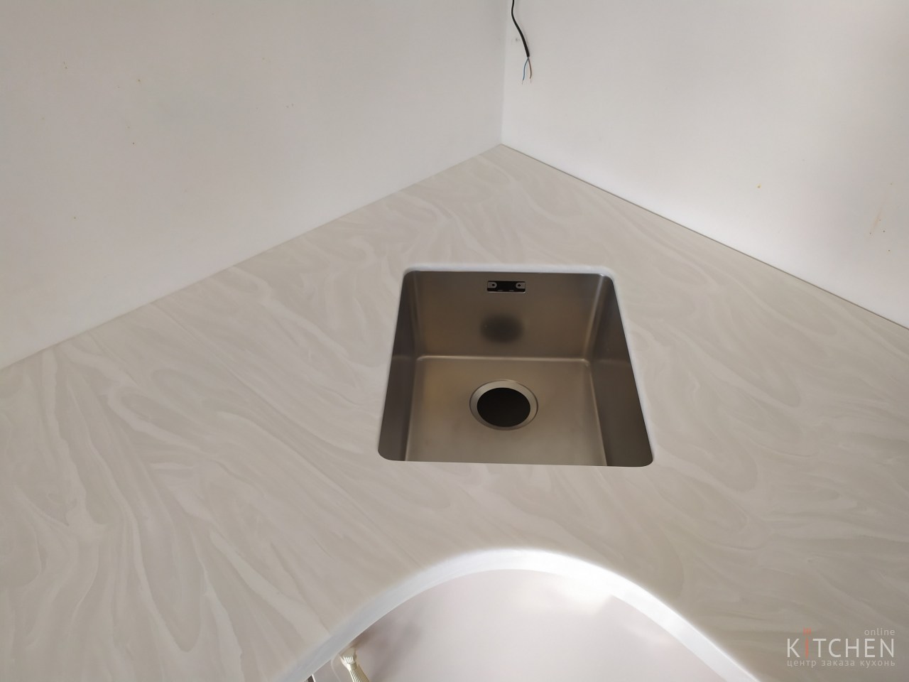 Uglovaya Stoleshnica S Nogoj Do Pola Grandex M 707 Noble Pearl